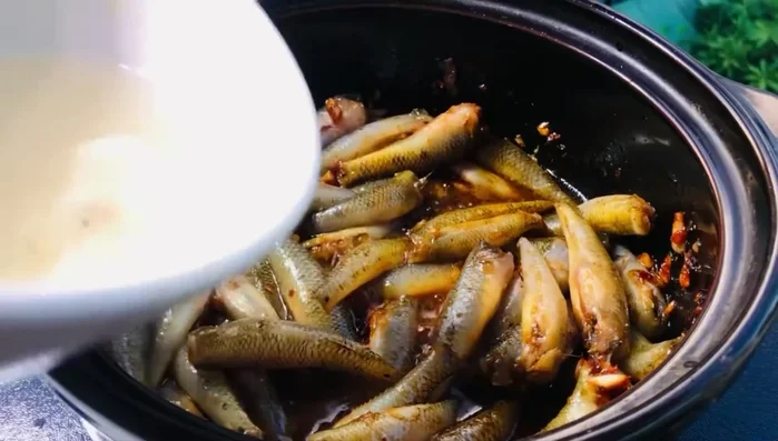 Đun lửa trung bình, kho cá 10 phút.