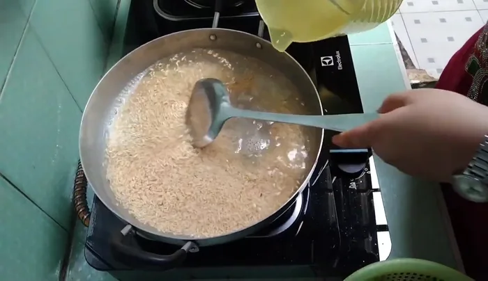 Ngâm gạo đã rang khoảng 30 phút.