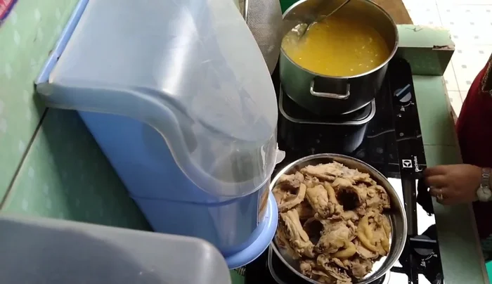 Cho gạo vào nồi, thêm nước, đun sôi khoảng 10 phút cho gạo nở.