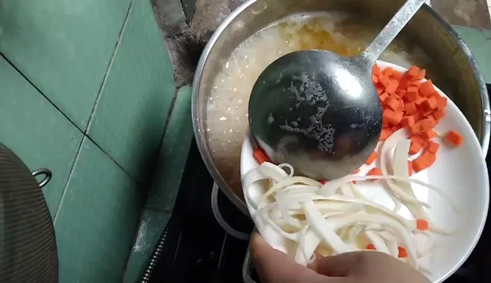 Thêm củ cải đỏ đã được nấu chín mềm vào nồi cháo.