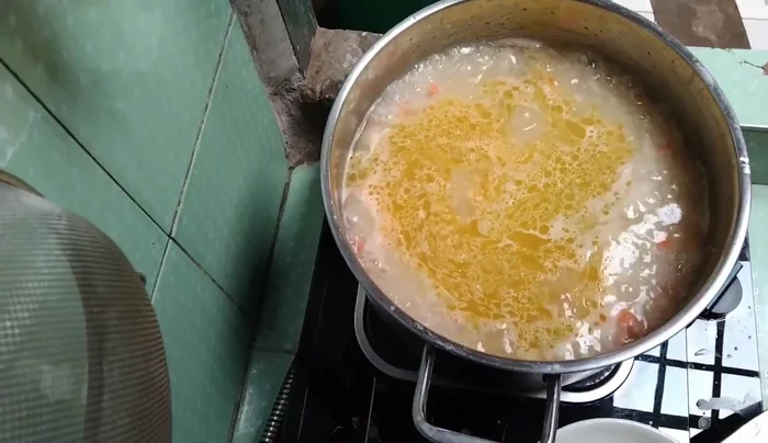Nêm nếm gia vị: hạt nêm, bột ngọt, muối, đường (nếu thích).