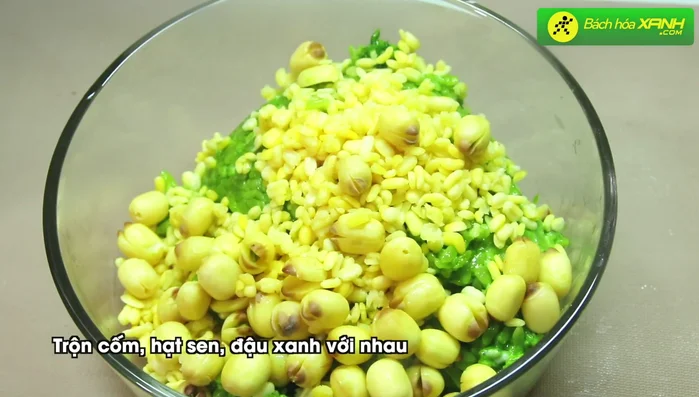 Trộn cốm đã ngâm với nước cốt dừa và lá dứa với đậu xanh và hạt sen đã hấp chín. Trộn thật đều.