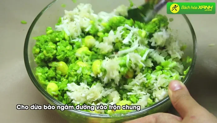 Thêm dừa nạo, đường, và 1/2 muỗng cà phê muối vào hỗn hợp. Trộn đều.