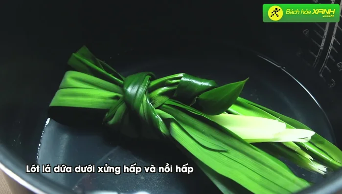 Cho hỗn hợp vào nồi hấp, thêm vài lá dứa vào xửng hấp để tăng mùi thơm. Hấp khoảng 10 phút.