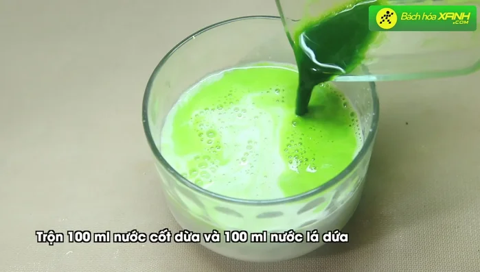Trộn 100ml nước cốt dừa với 100ml nước lá dứa. Cho hỗn hợp này ngâm cùng 300g cốm khô trong vòng 1 tiếng.