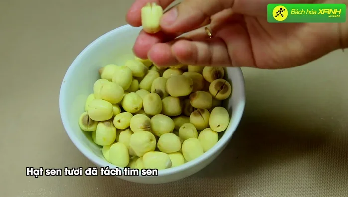 Rửa sạch hạt sen tươi (nếu dùng hạt sen khô, ngâm trước khoảng 3 tiếng). Tách bỏ tim sen nếu cần.