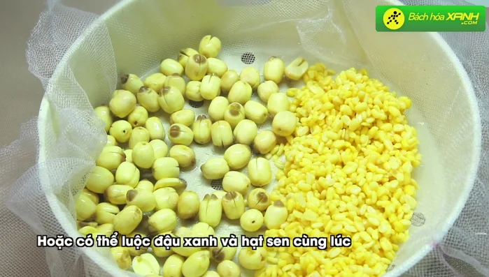 Hấp đậu xanh và hạt sen khoảng 10 phút cho đến khi chín mềm.