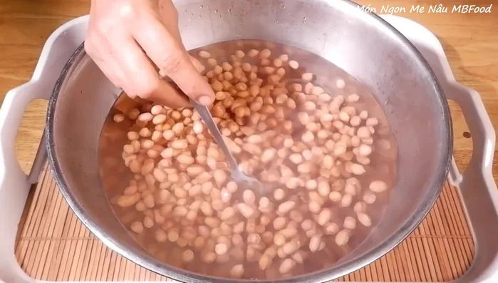 Ngâm đậu phộng với nước sôi và muối (15g) trong 2 phút để làm sạch.