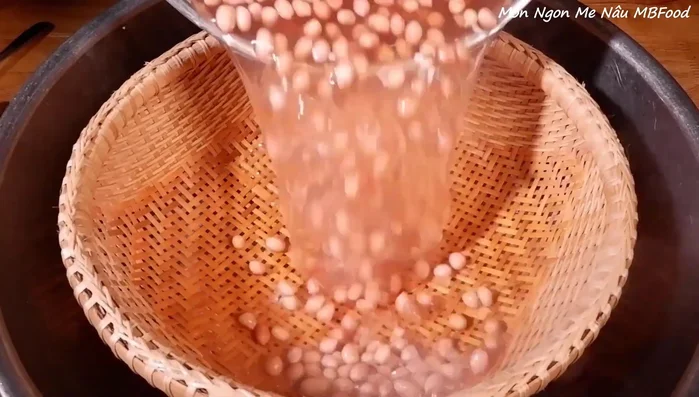 Vớt đậu phộng ra để ráo (không cần quá khô).
