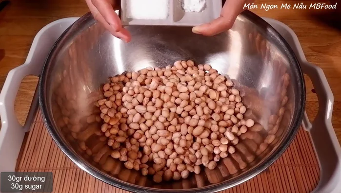 Ướp đậu phộng với đường và muối (30g) trong 1 tiếng, thỉnh thoảng trộn đều.