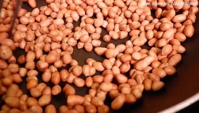 Tắt bếp, để đậu phộng nguội khoảng 1 phút cho giòn hơn.