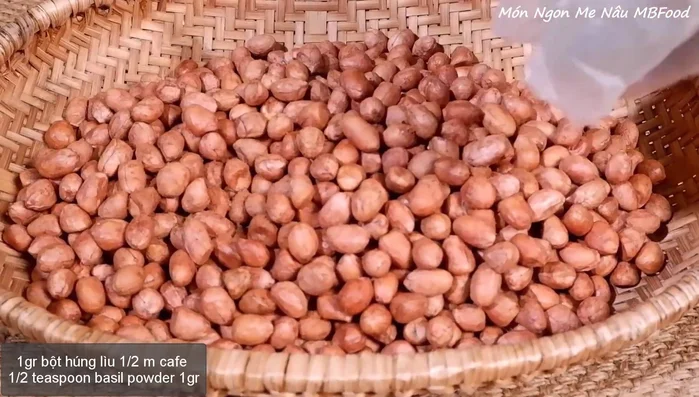 Trộn đều đậu phộng với bột húng lìu (1g).