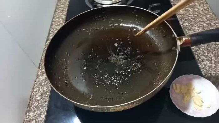 Cho chảo lên bếp, thêm dầu ăn vào.
