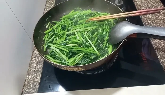 Thêm một ít nước mắm để món ăn thêm thơm và giữ màu xanh của rau.