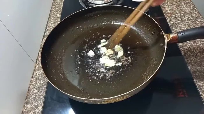 Cho tỏi vào phi thơm.