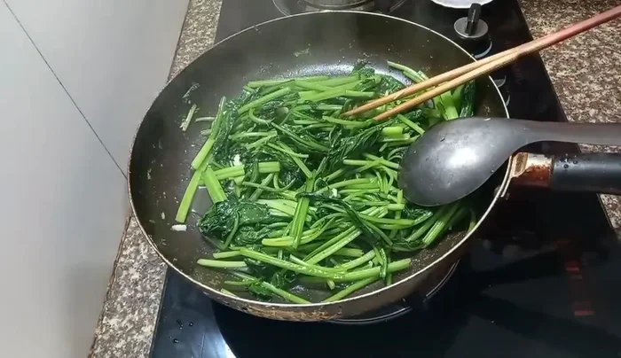 Cho rau cải bó xôi ra đĩa và thưởng thức.