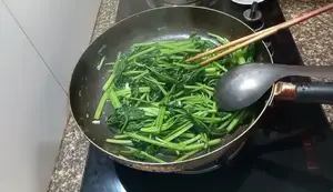 Cách làm rau cải bó xôi xào tỏi ngon giòn - Món ăn nhanh gọn, bổ dưỡng