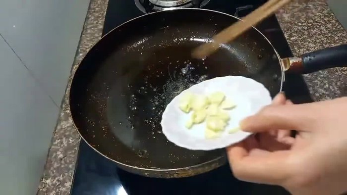 Đảo thịt (nếu có) cho đến khi có dầu.