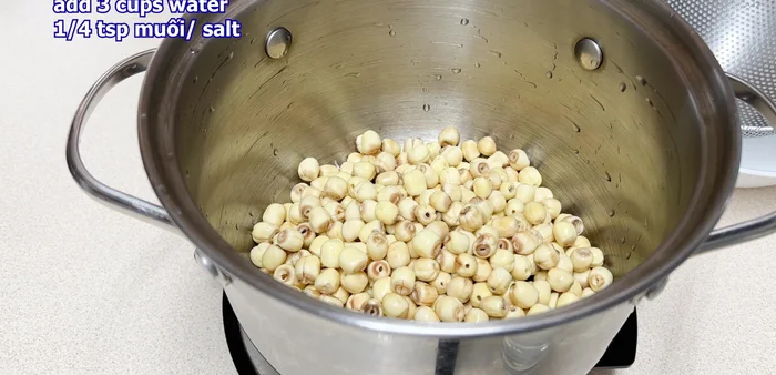 Cho 3 cốc nước vào nồi, thêm 1/4 muỗng muối. Luộc hạt sen trên lửa nhỏ trong 35 phút (hoặc ít hơn tùy thuộc vào kích cỡ hạt sen) cho đến khi hạt sen mềm.