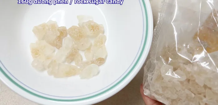 Làm nước đường: Hòa tan 160g đường phèn với 500g nước (2 cốc nước) đến khi đường tan hết.