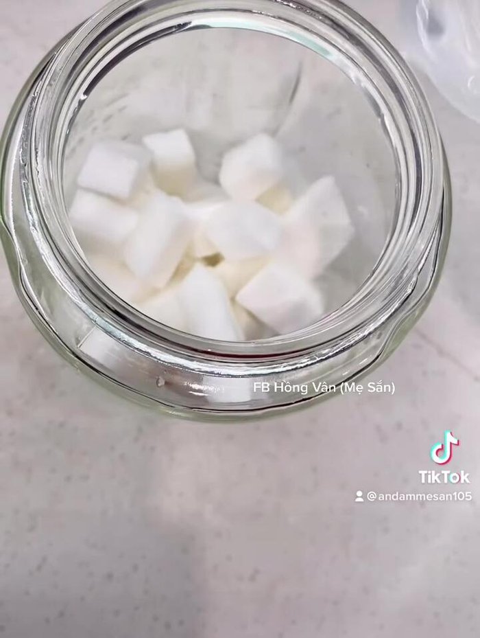 Xay nhuyễn cùi dừa với nước sôi.