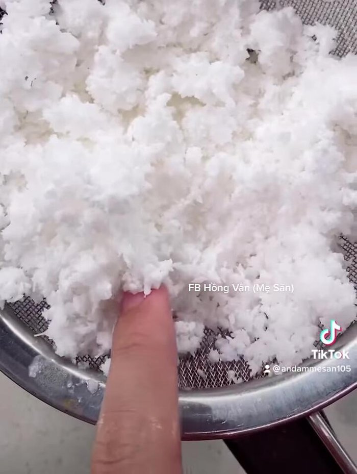 Lọc lấy nước cốt dừa.