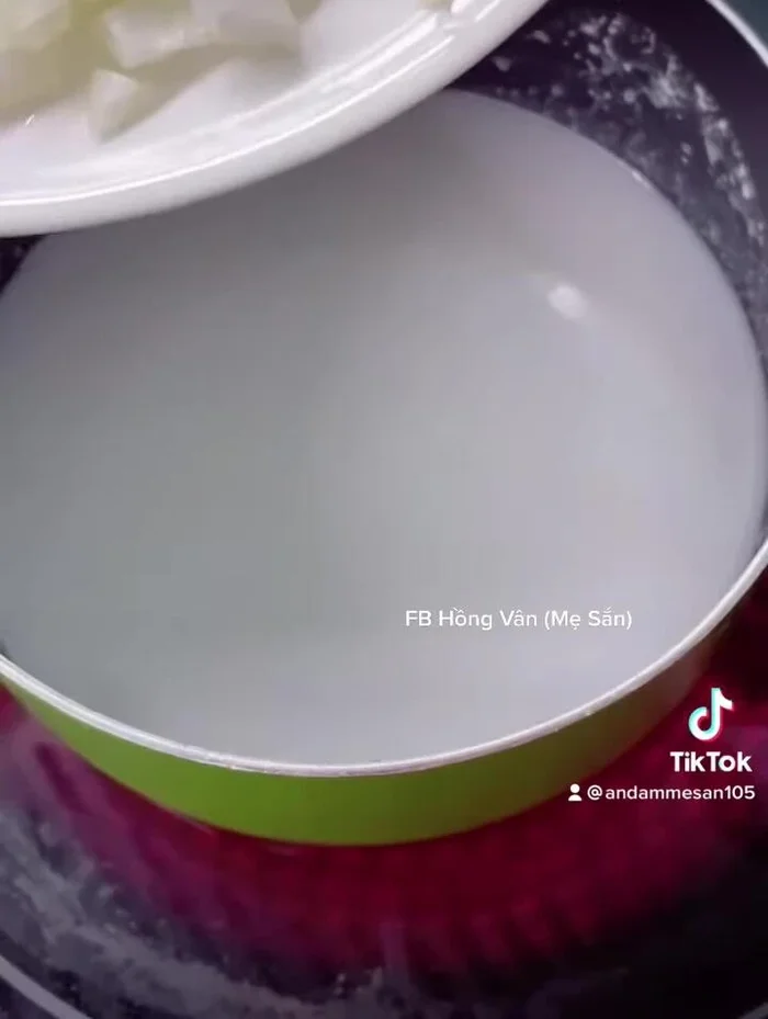 Cho nước cốt dừa vào nồi, đun sôi.