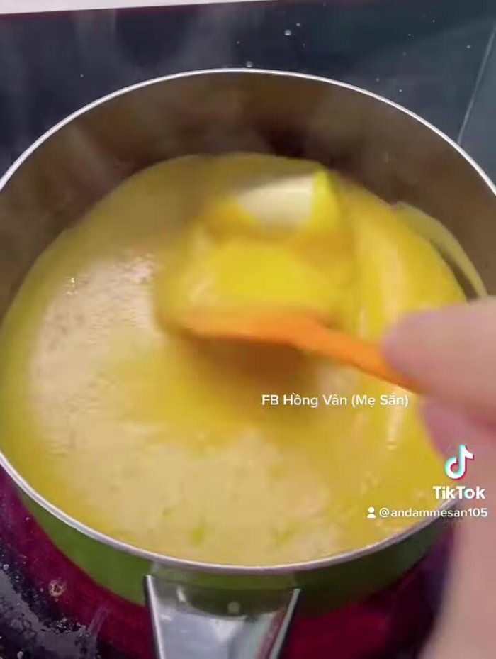 Đun nóng súp lại trên bếp. Thêm phô mai, muối hữu cơ, đảo đều cho phô mai tan chảy.