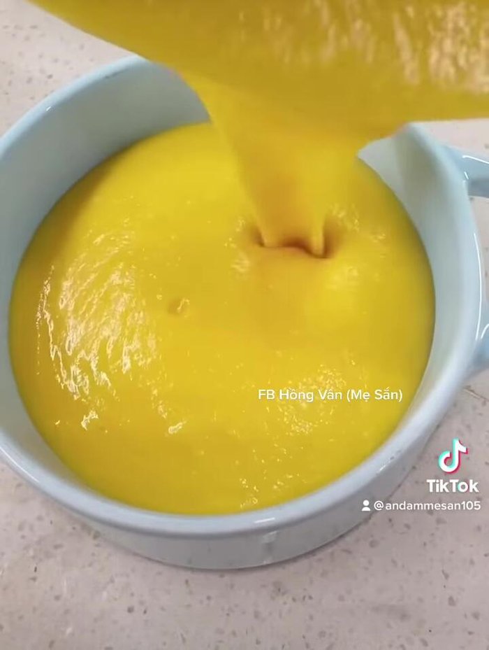 Múc súp ra chén và thưởng thức.