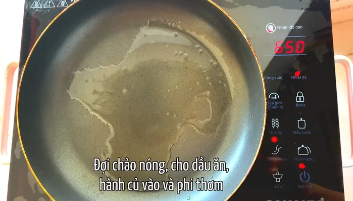 Cho dầu ăn vào chảo, phi thơm hành khô và tỏi. (125.47)