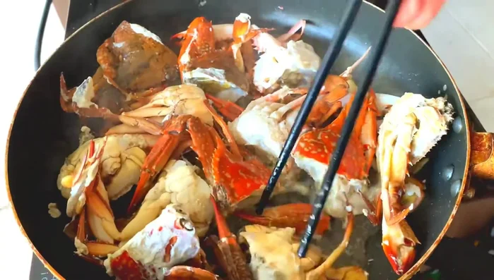 Đảo đều ghẹ cho đến khi ngấm gia vị. (201.23)