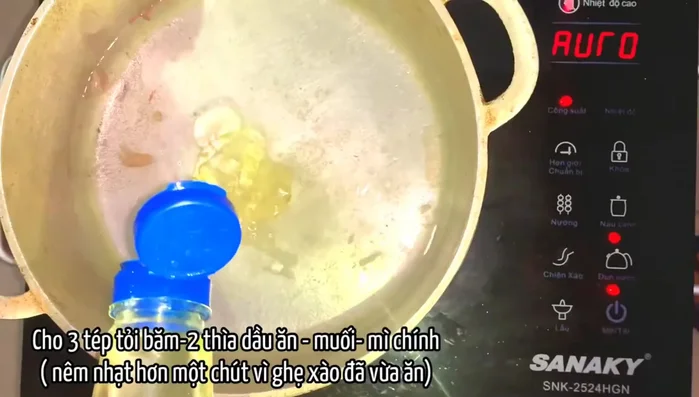 Cho tỏi băm vào nồi nước đang sôi. (296.61)