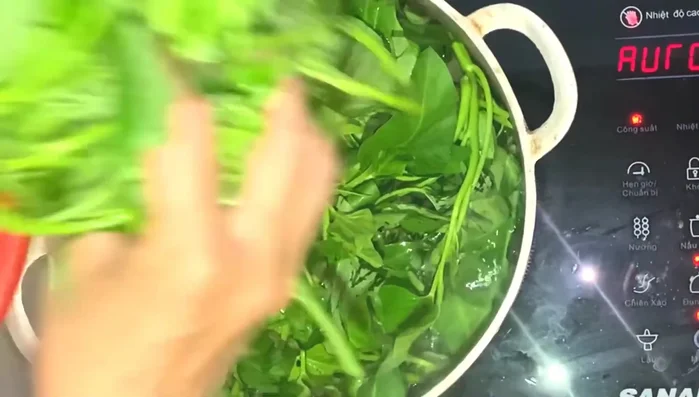 Cho rau muống vào nồi nước sôi, không đậy vung. (313.24)