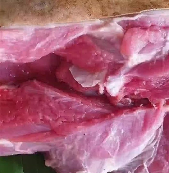 Nướng thịt trên than hoa hoặc lò nướng đến khi chín vàng, thơm ngon.