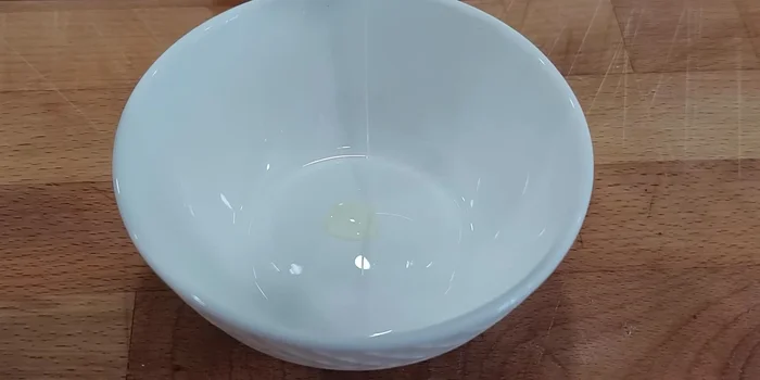 Xào trứng: Cho 2 muỗng canh dầu ăn vào chảo nóng, cho trứng vào, khuấy đều.