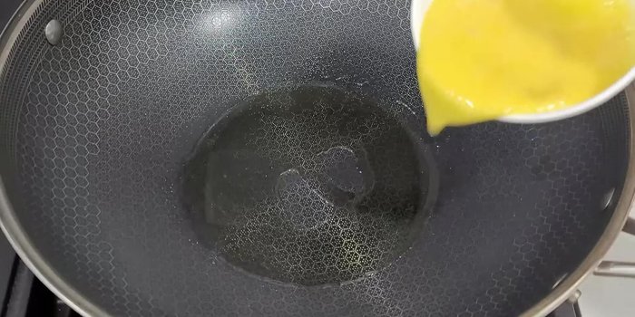 Xào hành: Cho 2 muỗng canh dầu ăn vào chảo, thêm hành củ trắng vào xào khoảng 1 phút cho hơi vàng.