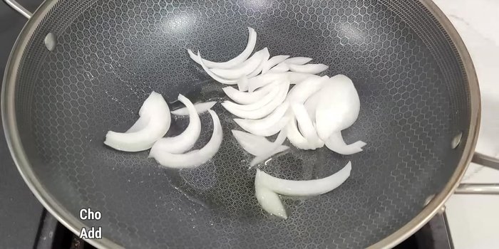 Xào mì: Cho mì vào chảo, xào khoảng 1 phút rưỡi - 2 phút cho mì nóng.