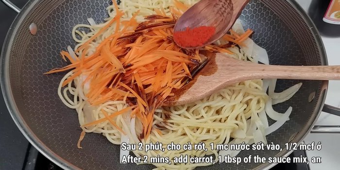 Thêm nước sốt: Cho 1 muỗng canh nước sốt vào, thêm ớt bột Hàn Quốc (tùy chọn). Xào đều.