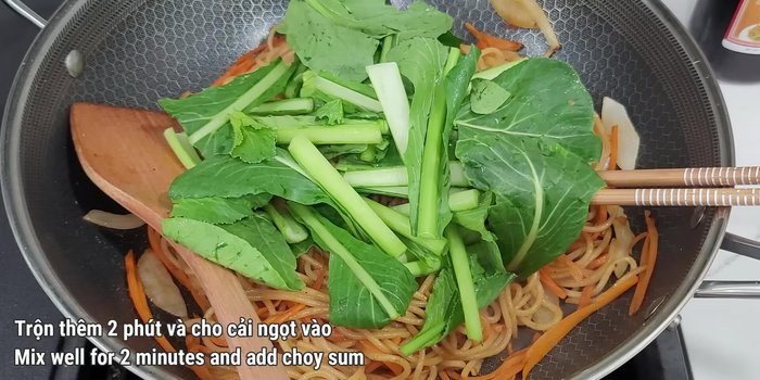 Thêm rau: Cho cà rốt và cải ngọt vào xào khoảng 2 phút. Nếu thích ăn nhiều rau, cho lượng vừa phải để tránh làm mì bị nhão.