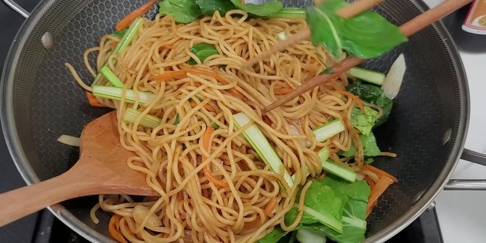 Thêm nước sốt (nếu cần): Thêm nước sốt từ từ để mì thấm đều. Khuấy đều để nước sốt không bị lắng xuống dưới.
