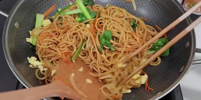 Hoàn thiện: Tắt lửa, cho trứng đã xào vào trộn đều. Nếu dùng tôm, mực hay thịt, xào riêng rồi cho vào cuối cùng.