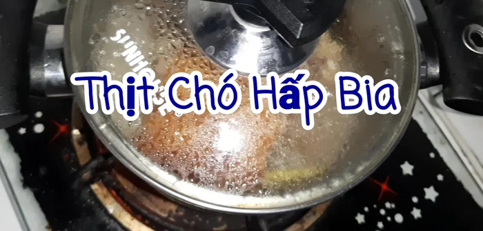Sơ chế thịt chó: Rửa sạch thịt chó, cắt thành miếng vừa ăn (khúc này không có trong transcript, nhưng là bước cần thiết).