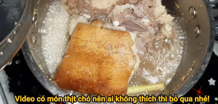 Ướp thịt: Ướp thịt chó với gia vị, riềng, và một ít bia (tham khảo thêm các gia vị khác tùy sở thích).