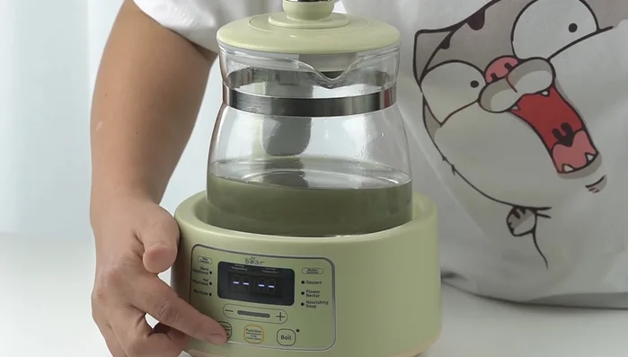 Ngâm nấm hương với nước nóng cho nở rồi rửa sạch.