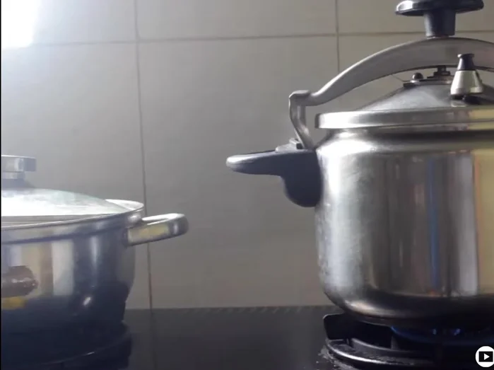 Nếu dùng nồi áp suất, hầm trong 2 tiếng rưỡi. Nếu dùng nồi thường, hầm khoảng 3 tiếng.