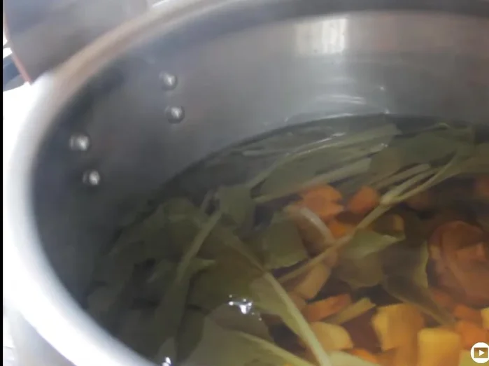 Sau khi hầm xong, mở nắp nồi từ từ.