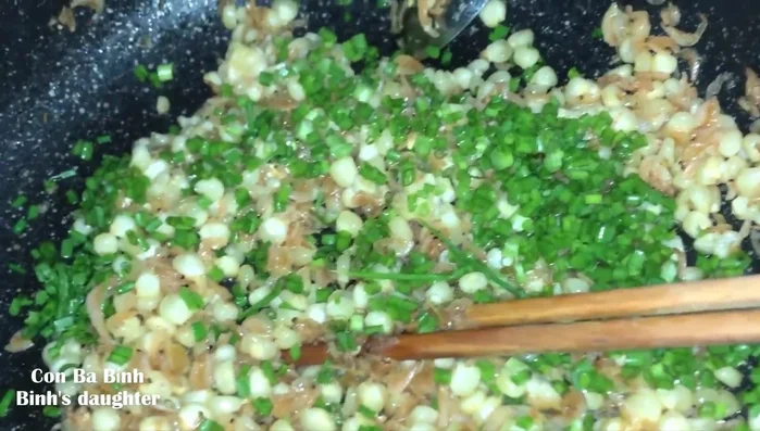 Cho hành lá vào, tắt bếp.
