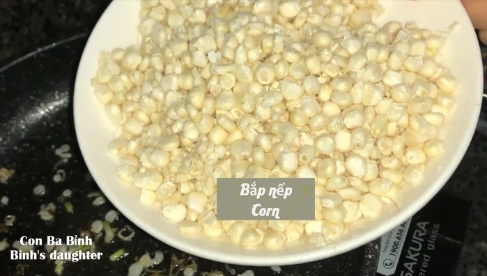 Cho bắp vào xào.