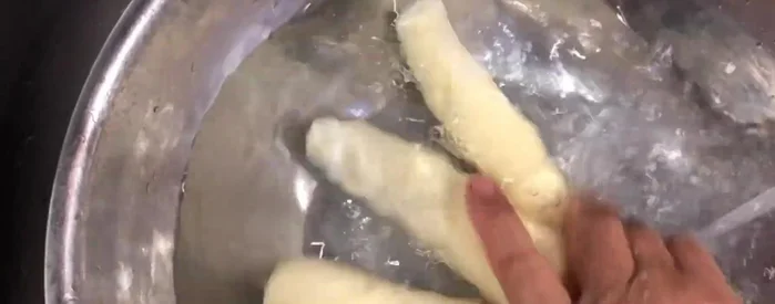 Ngâm khoai mì trong nước muối pha loãng từ 4-6 tiếng để giảm bớt chất gây hại.