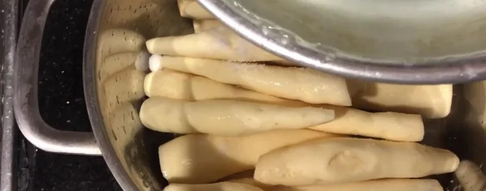 Cho khoai mì vào nồi, thêm 1 muỗng cà phê muối và đổ nước ngập khoai.